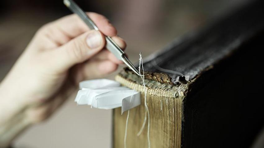 Asırlık yazma eserler hassas bir çalışma ile gün yüzüne çıkarılıyor! Abbasiler'den Osmanlı'ya kadar tarihe ışık tutacak çalışma