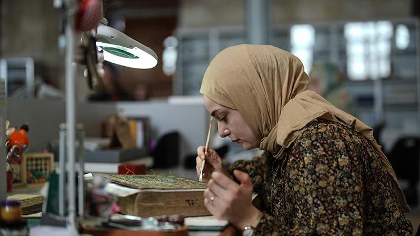 Asırlık yazma eserler hassas bir çalışma ile gün yüzüne çıkarılıyor! Abbasiler'den Osmanlı'ya kadar tarihe ışık tutacak çalışma