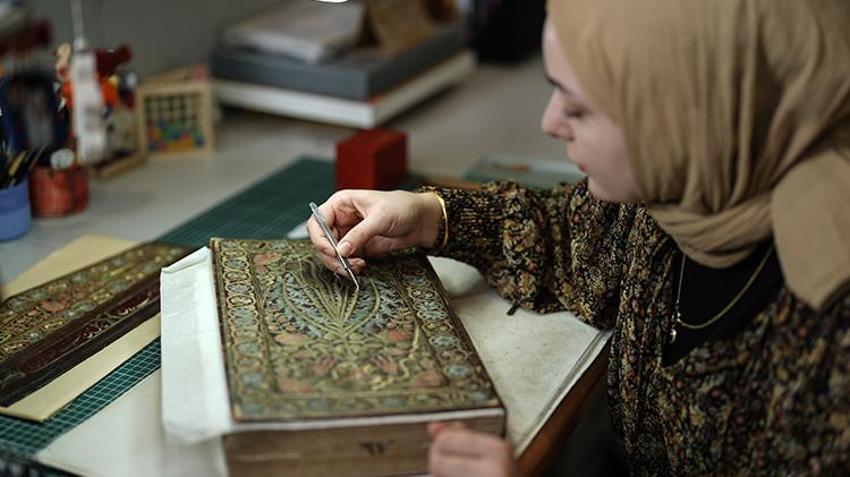 Asırlık yazma eserler hassas bir çalışma ile gün yüzüne çıkarılıyor! Abbasiler'den Osmanlı'ya kadar tarihe ışık tutacak çalışma