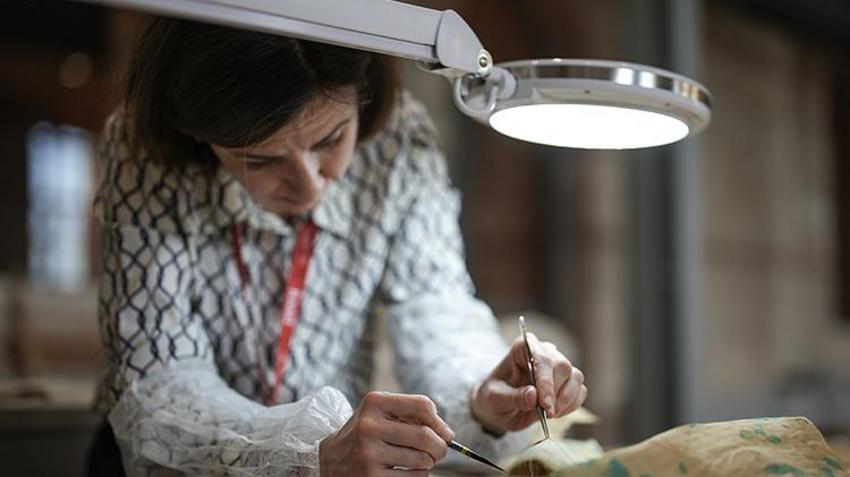 Asırlık yazma eserler hassas bir çalışma ile gün yüzüne çıkarılıyor! Abbasiler'den Osmanlı'ya kadar tarihe ışık tutacak çalışma