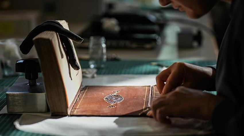 Asırlık yazma eserler hassas bir çalışma ile gün yüzüne çıkarılıyor! Abbasiler'den Osmanlı'ya kadar tarihe ışık tutacak çalışma