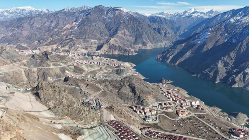 Tekkale Köyü'nün yeni yerleşim alanı: Göl manzaralı modern evler