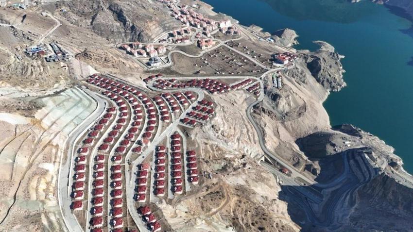 Tekkale Köyü'nün yeni yerleşim alanı: Göl manzaralı modern evler