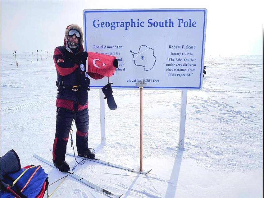 Güney kutbuna ulaşan ilk Türk oldu! 51 gün boyunca 933 km kızak çekti, sonunda bayrak astı
