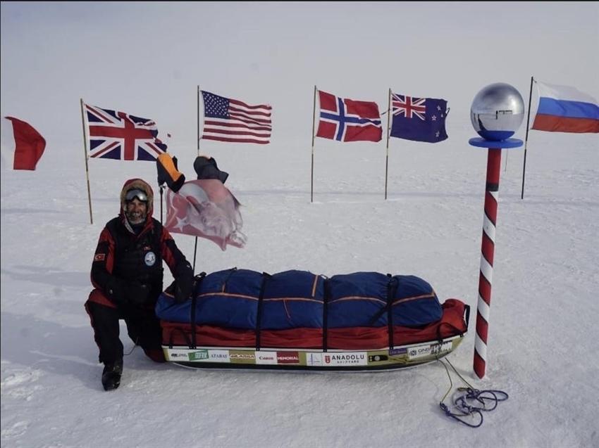 Güney kutbuna ulaşan ilk Türk oldu! 51 gün boyunca 933 km kızak çekti, sonunda bayrak astı