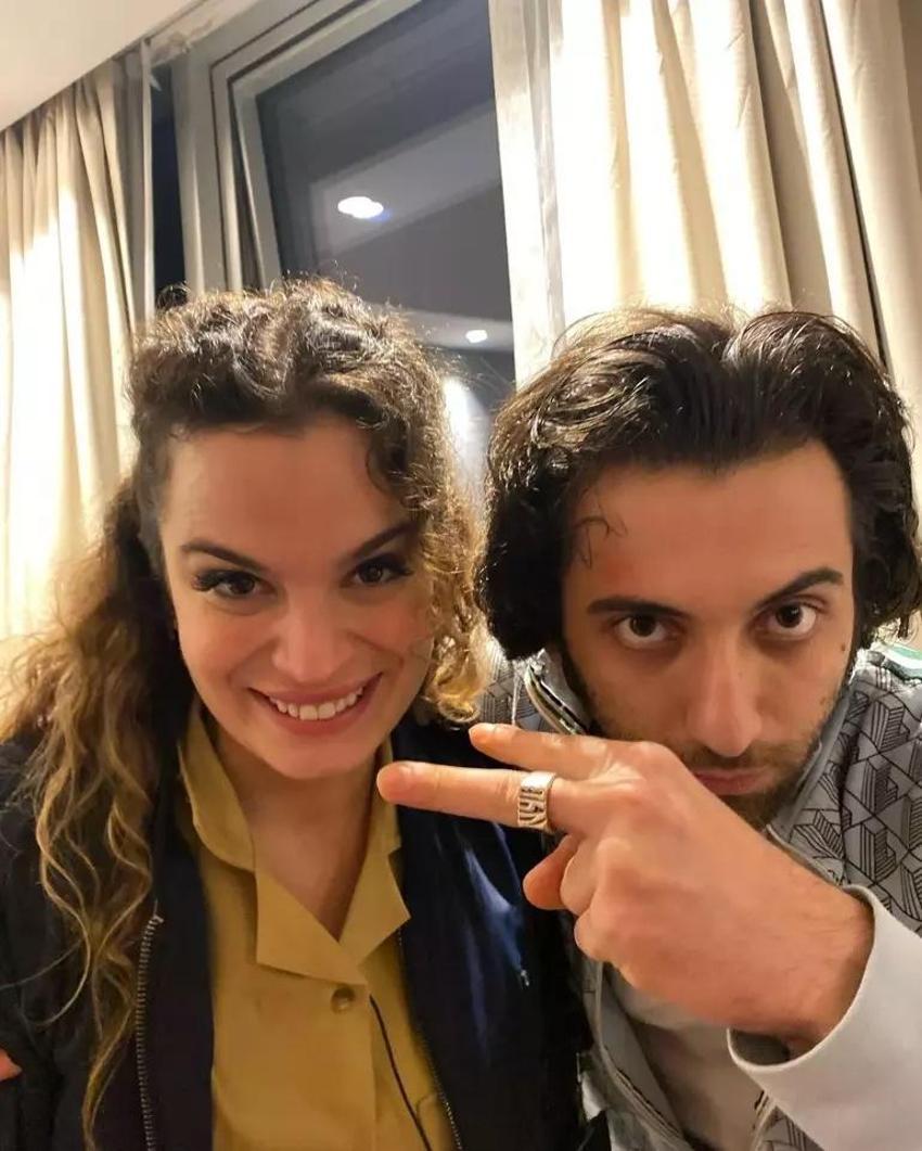 Yılın aşk bombası! Aslı Bekiroğlu galaya oyuncu sevgilisiyle el ele geldi