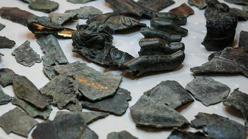 İzmir Metropolis Antik Kenti'nde antik kent zamanında hurdalık alan olarak kullanılan bölümde 2 bin adet bronz heykel parçası bulundu