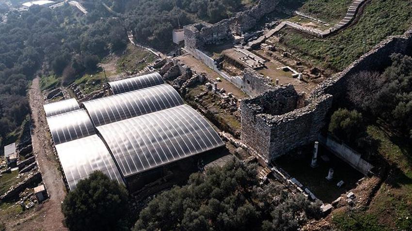 İzmir Metropolis Antik Kenti'nde antik kent zamanında hurdalık alan olarak kullanılan bölümde 2 bin adet bronz heykel parçası bulundu
