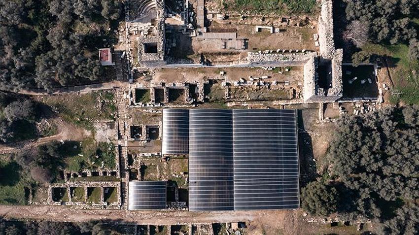 İzmir Metropolis Antik Kenti'nde antik kent zamanında hurdalık alan olarak kullanılan bölümde 2 bin adet bronz heykel parçası bulundu