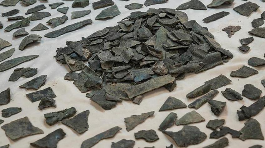 İzmir Metropolis Antik Kenti'nde antik kent zamanında hurdalık alan olarak kullanılan bölümde 2 bin adet bronz heykel parçası bulundu