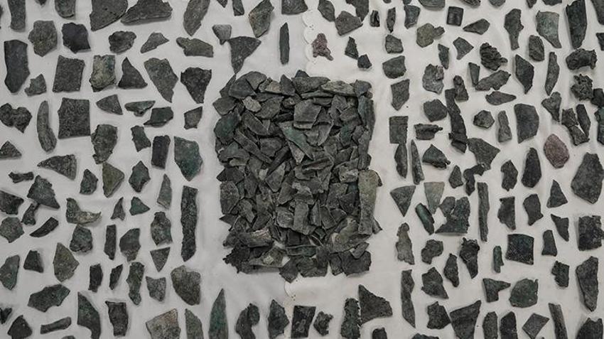 İzmir Metropolis Antik Kenti'nde antik kent zamanında hurdalık alan olarak kullanılan bölümde 2 bin adet bronz heykel parçası bulundu