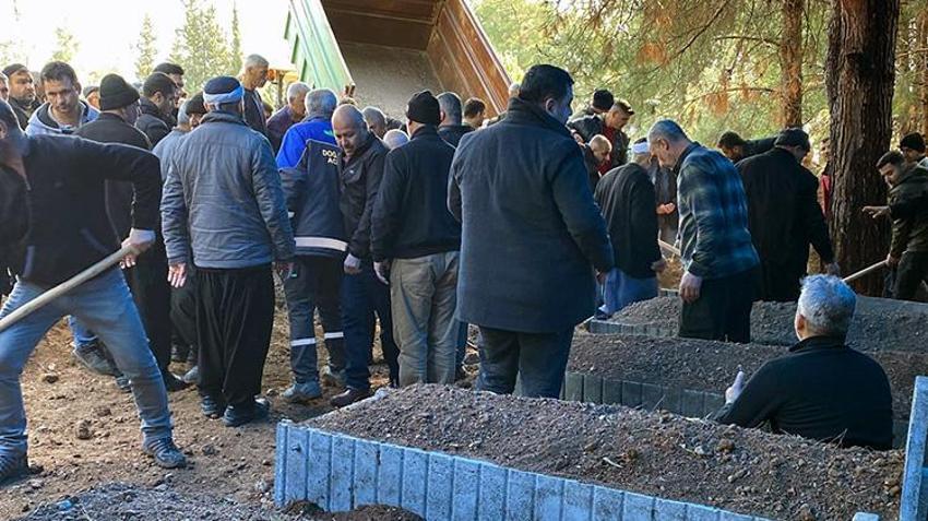 Adana'da polis memurunun öldürdüğü aile üyeleri yan yana toprağa verildi