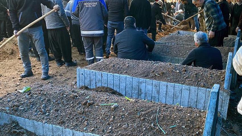 Adana'da polis memurunun öldürdüğü aile üyeleri yan yana toprağa verildi
