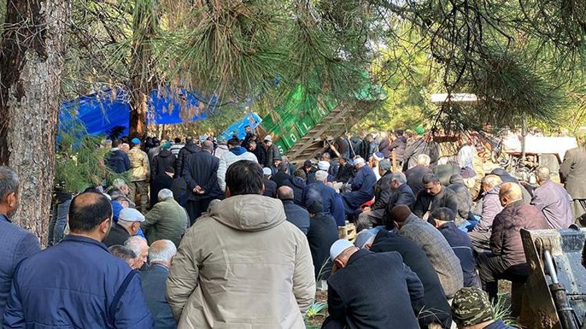 Adana'da polis memurunun öldürdüğü aile üyeleri yan yana toprağa verildi