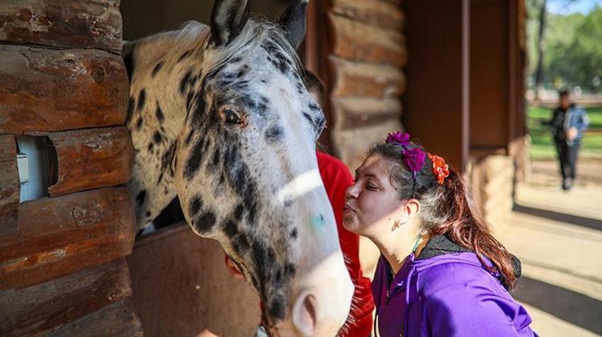 Atların şifalı dokunuşu: Otizmli çocuklar hipoterapi sayesinde gelişimlerine katkı sağlıyor