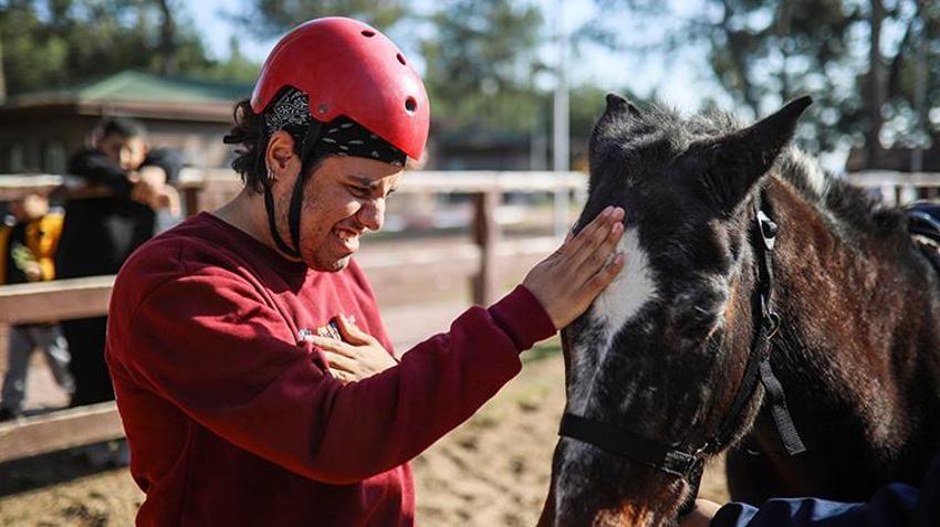 Atların şifalı dokunuşu: Otizmli çocuklar hipoterapi sayesinde gelişimlerine katkı sağlıyor