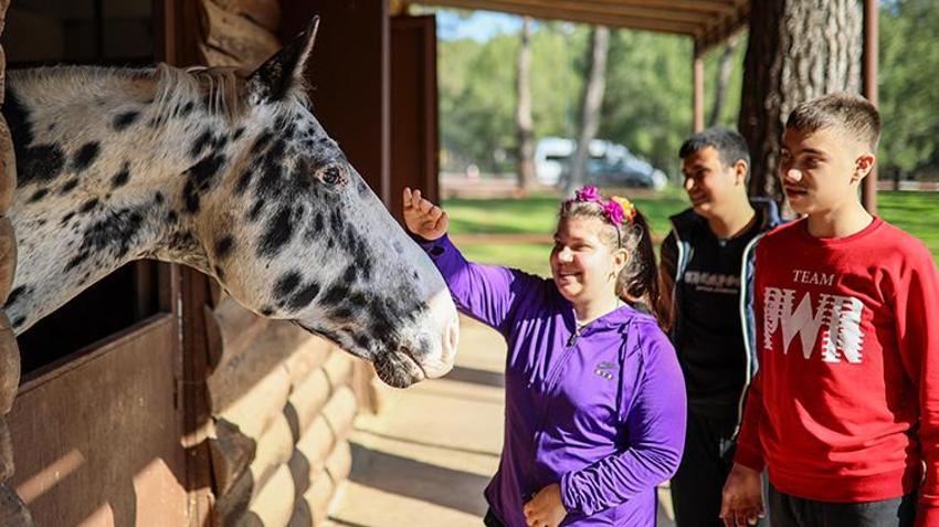 Atların şifalı dokunuşu: Otizmli çocuklar hipoterapi sayesinde gelişimlerine katkı sağlıyor