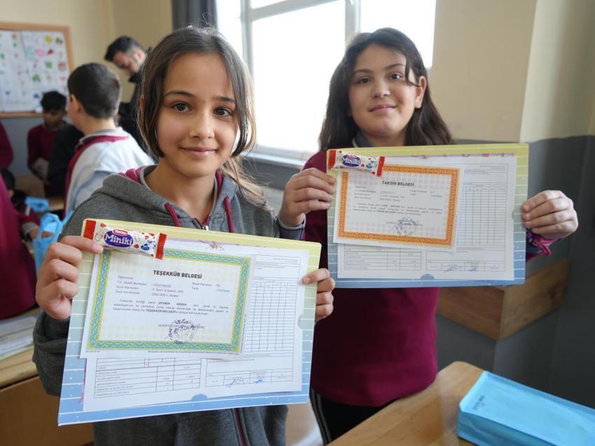 Tatil başladı! 20 milyonu aşkın öğrencinin karne heyecanı