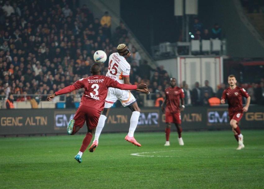 Galatasaraylılar 'Gabriel Sara çabuk dön' diye dua ediyor' deyip bombaladı: İlk maç ilk skandal