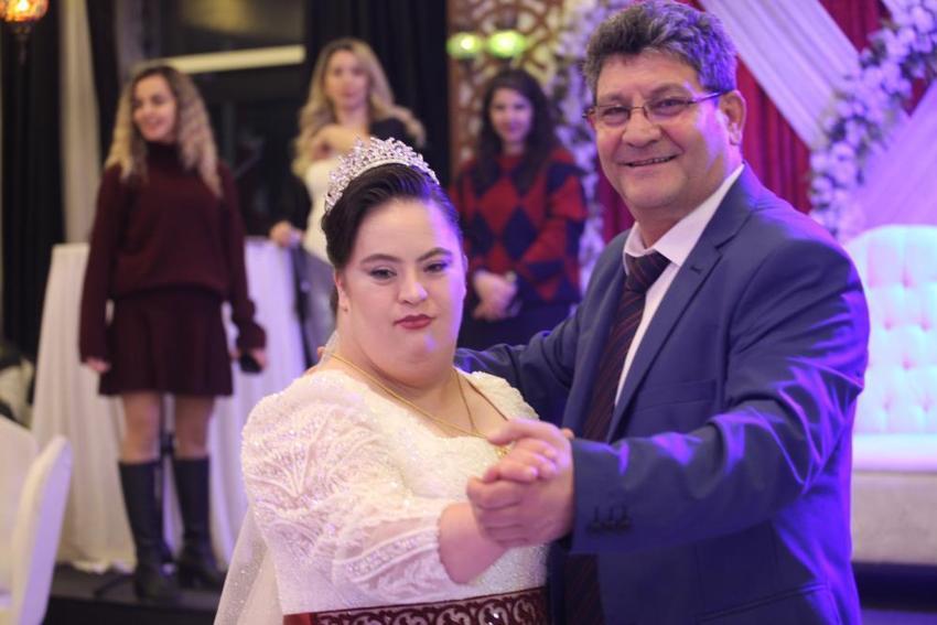 Down sendromlu Keziban'ın yıllardır kurduğu gelinlik hayali gerçek oldu