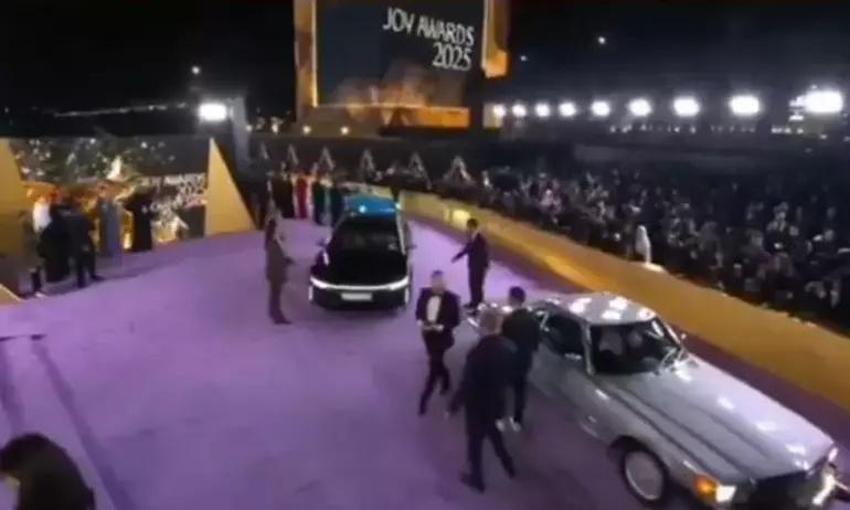 Ödül töreninde kombinler konuştu! Hande Erçel mi Afra Saraçoğlu mu?