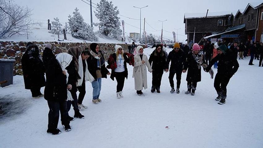 Karnesini alan Gümüşhane Zigana'ya koştu! Kayak merkezleri doldu taştı