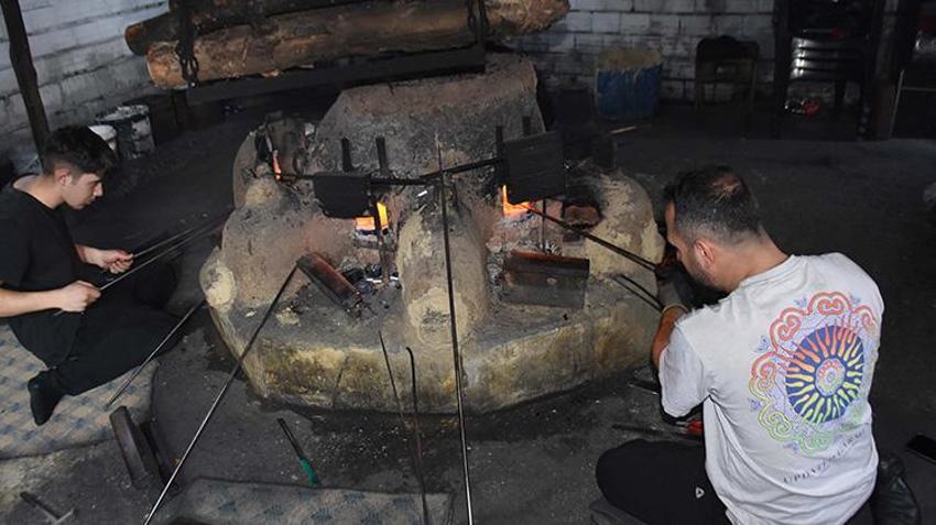 İzmir'de cam nazar boncuğu ustası bin 200 derecelik ısı karşısında baba mesleğini icra ediyor
