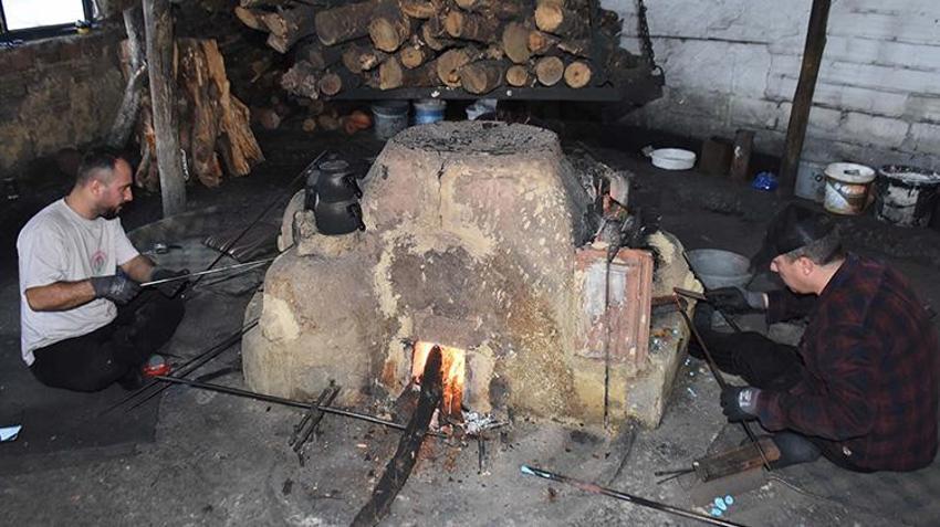 İzmir'de cam nazar boncuğu ustası bin 200 derecelik ısı karşısında baba mesleğini icra ediyor
