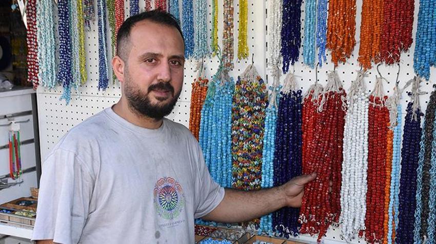 İzmir'de cam nazar boncuğu ustası bin 200 derecelik ısı karşısında baba mesleğini icra ediyor