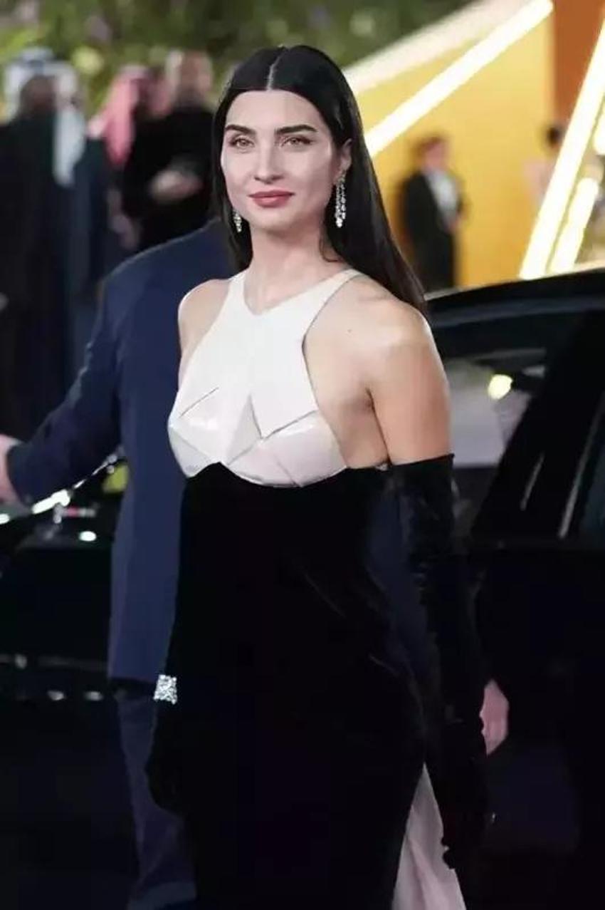 Tuba Büyüküstün Arapça konuştu! Ödül törenine damga vurdu
