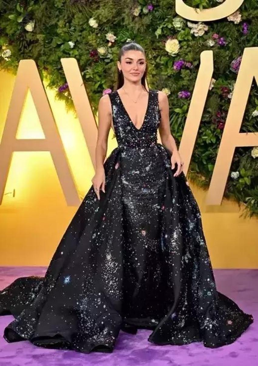Tuba Büyüküstün Arapça konuştu! Ödül törenine damga vurdu

