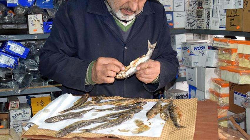 Van'da yedek parça satan esnaf yaptığı tablolarla çevre bilinci oluşturuyor