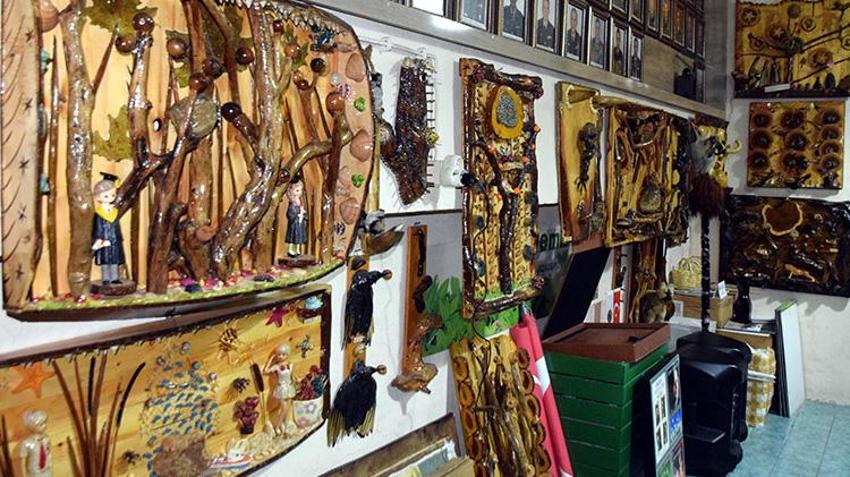 Van'da yedek parça satan esnaf yaptığı tablolarla çevre bilinci oluşturuyor