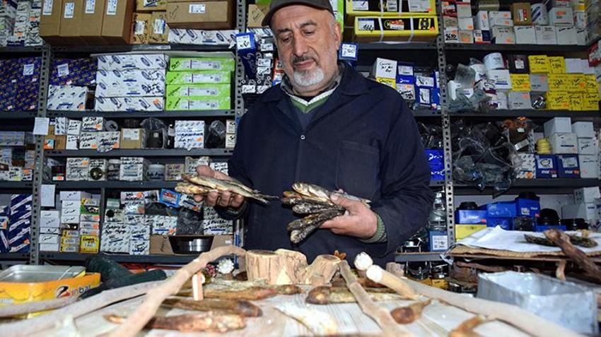 Van'da yedek parça satan esnaf yaptığı tablolarla çevre bilinci oluşturuyor