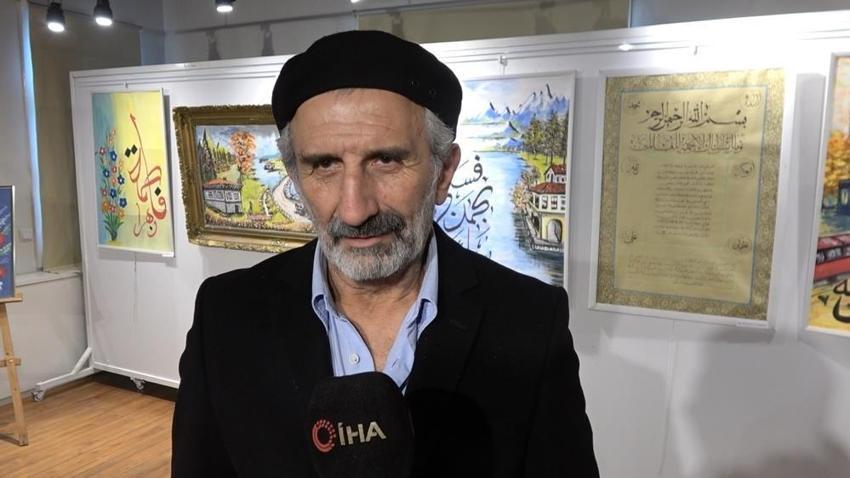 Yalovalı hattat 2 Kur'an-ı Kerim'i aynı anda yazıyor