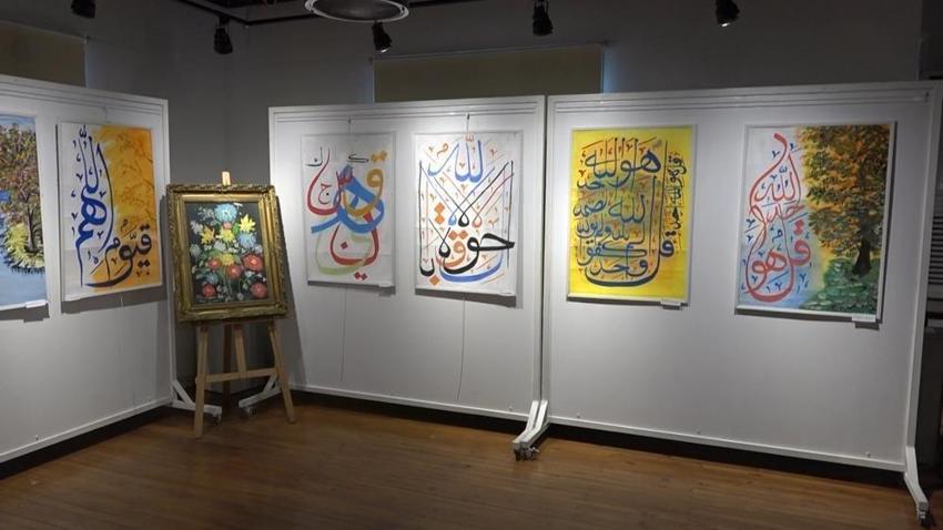 Yalovalı hattat 2 Kur'an-ı Kerim'i aynı anda yazıyor