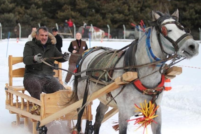 Erzurum'da görsel şölen! Geleneksel Atlı Kızak Şöleni düzenlendi