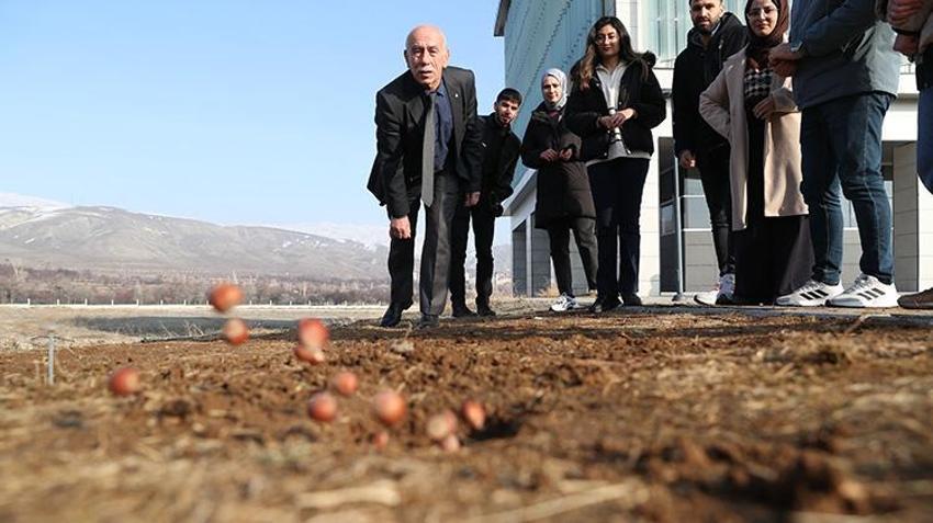 Erzincan'da bir akademisyen 20 yıllık çalışmasının sonunda geleneksel oyunların kitabını yazdı