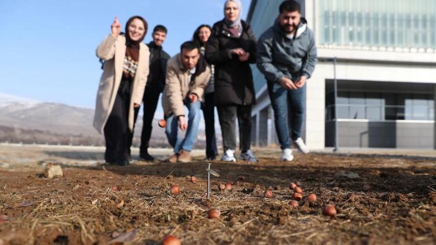 Erzincan'da bir akademisyen 20 yıllık çalışmasının sonunda geleneksel oyunların kitabını yazdı