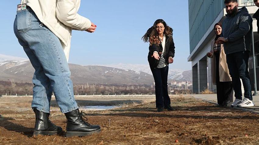 Erzincan'da bir akademisyen 20 yıllık çalışmasının sonunda geleneksel oyunların kitabını yazdı