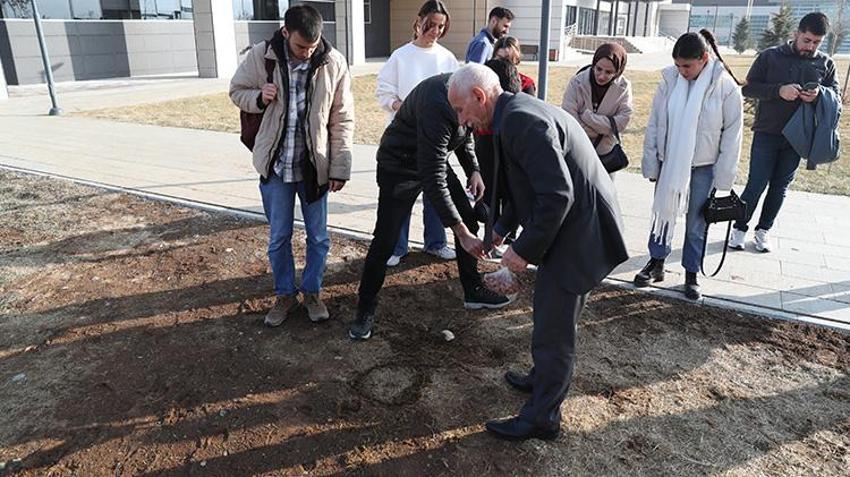 Erzincan'da bir akademisyen 20 yıllık çalışmasının sonunda geleneksel oyunların kitabını yazdı