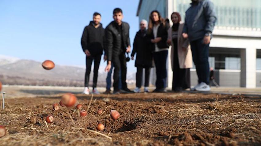 Erzincan'da bir akademisyen 20 yıllık çalışmasının sonunda geleneksel oyunların kitabını yazdı