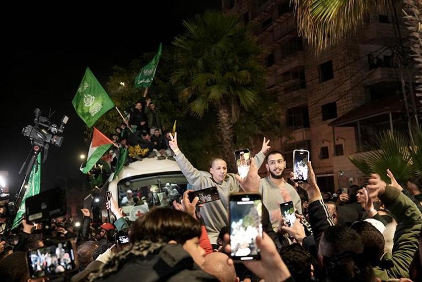 Gazze'de saat 12:15'te başladı! Hepsi serbest bırakıldı, gözyaşlarını tutamadılar, işte ilk görüntüler