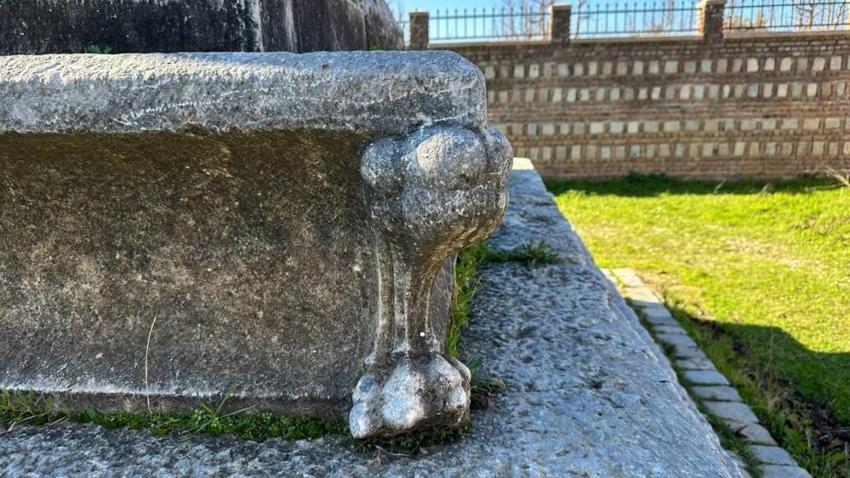 İznik'teki şeftali bahçesinde 2 bin yıllık dikilitaş