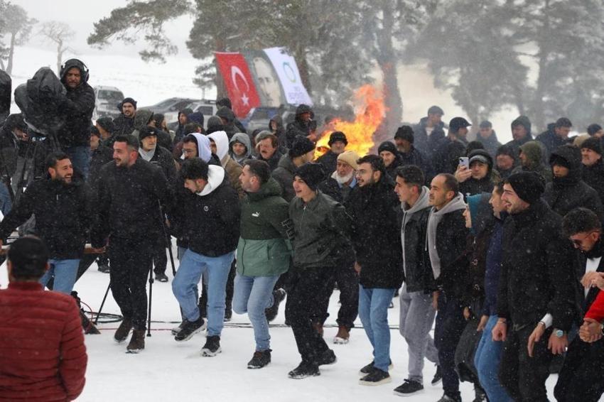 Böyle olur Karadeniz'in kış festivali! 1200 rakımda orkestra da vardı, horon da!
