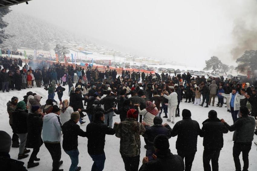 Böyle olur Karadeniz'in kış festivali! 1200 rakımda orkestra da vardı, horon da!
