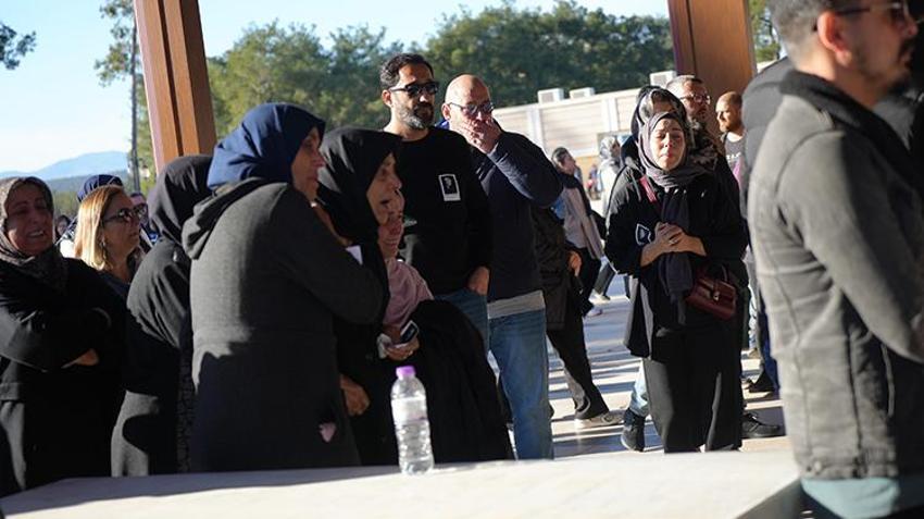 Antalya'da eşi tarafından benzin dökülerek öldürülen Pınar Zorlu toprağa verildi