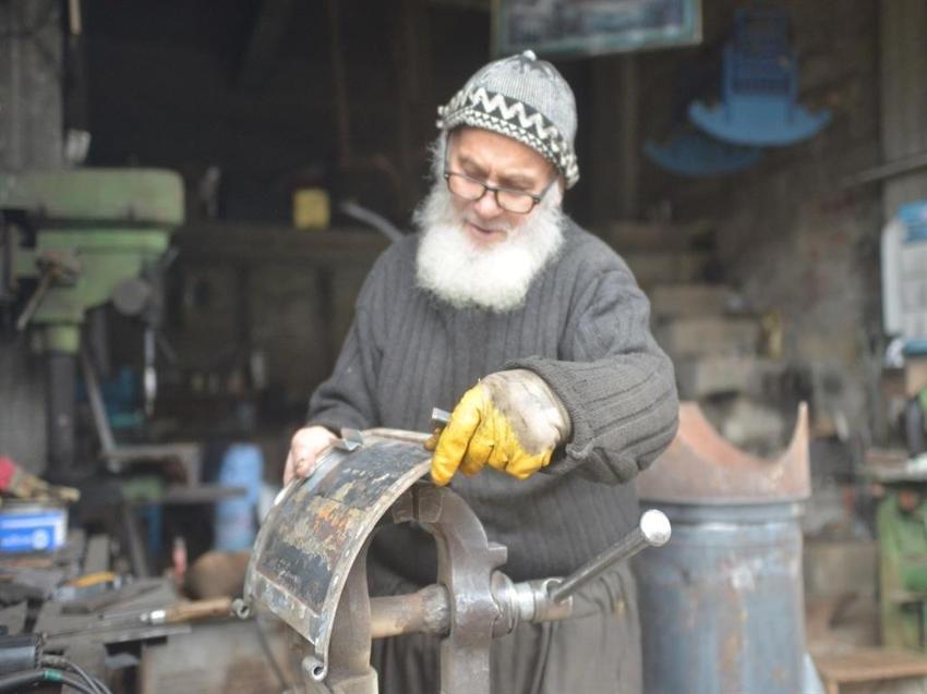 78 yaşında tutkusundan vazgeçmiyor! Kaynak ustası Nuri dede tavsiye ediyor
