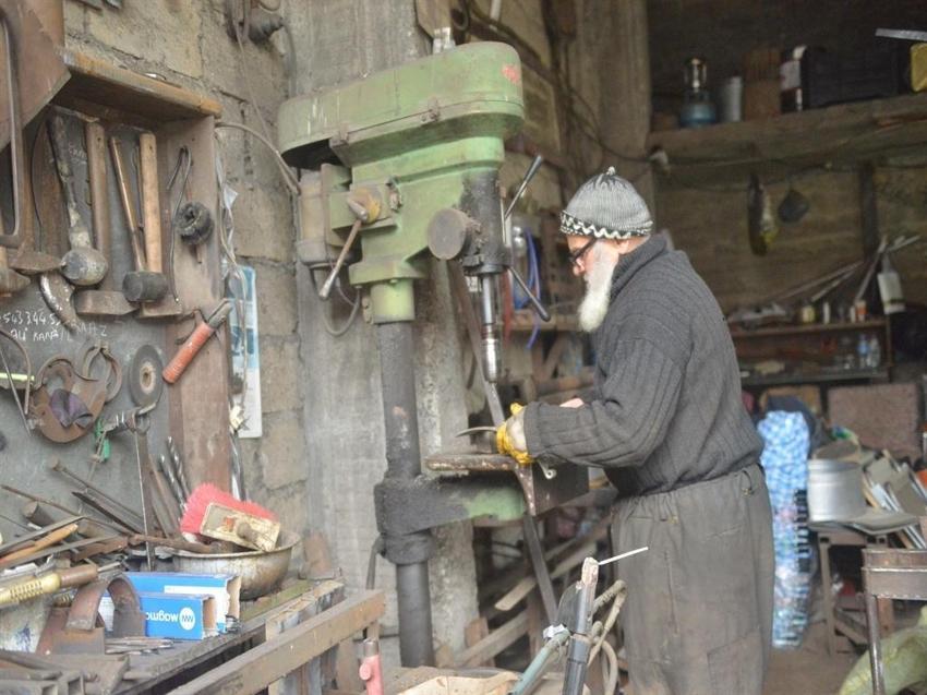 78 yaşında tutkusundan vazgeçmiyor! Kaynak ustası Nuri dede tavsiye ediyor
