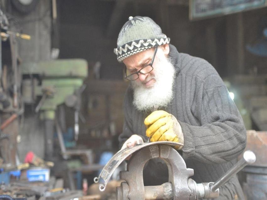 78 yaşında tutkusundan vazgeçmiyor! Kaynak ustası Nuri dede tavsiye ediyor
